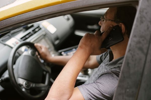 Comercial hablando por teléfono en el coche