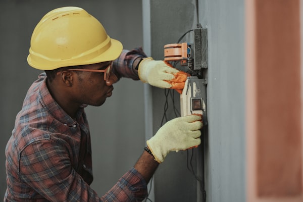 Electricista autónomo trabajando