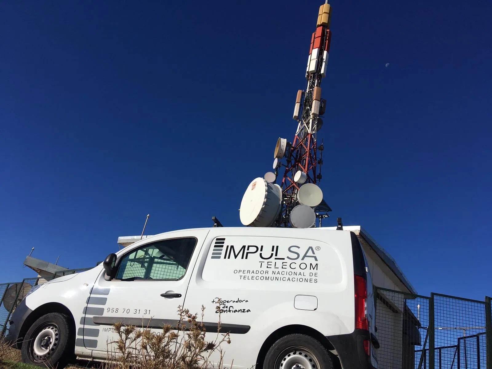 Furgoneta de Impulsa Telecom en cerro Jabalcón con antena de fondo