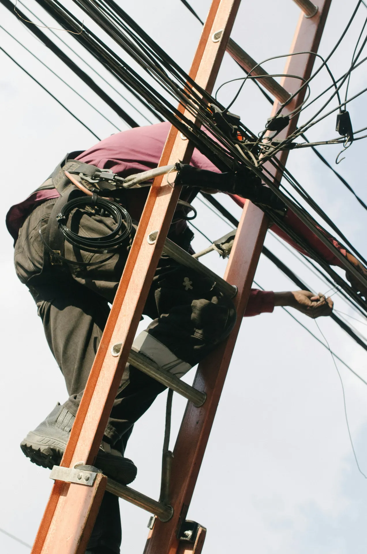Técnico Impulsa cableando fibra óptica