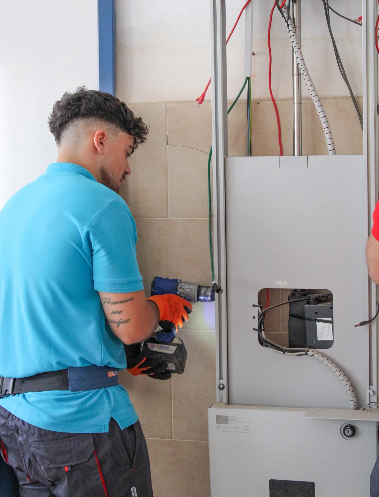 Técnico desinstalando soporte de pantalla